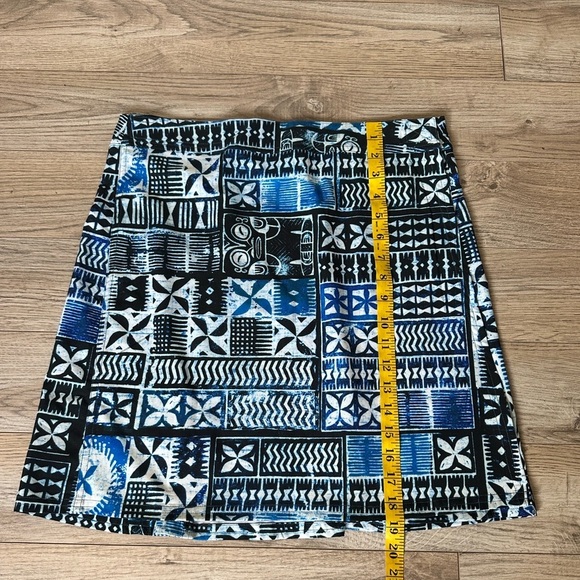 Rip Skirt Hawaii Geometric Patterned Black, Blue and White Adjustable Skirt - Picture 3 of 6